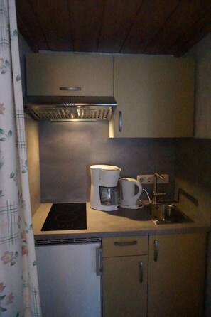 Fridge, stovetop, coffee/tea maker, toaster