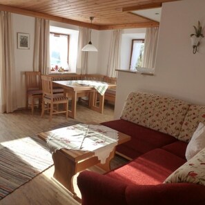 TV - Staffenberg three-room apartment 58sqm, shower/WC, extra kitchen, balcony (Reit im Winkl)