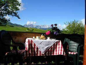 Outdoor dining - Staffenberg three-room apartment 58sqm, shower/WC, extra kitchen, balcony (Reit im Winkl)