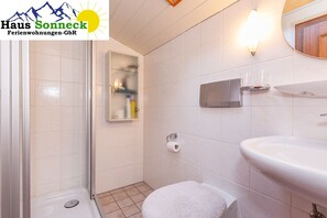 Dusche, Haartrockner, Handtücher