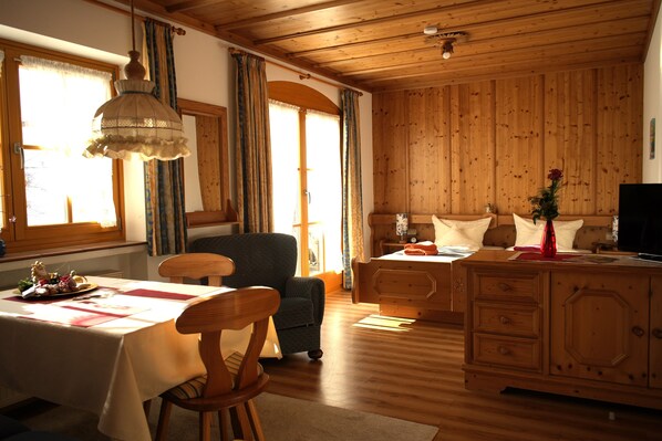 Interior - (01)Ein-Raum-Ferienwohnung, 27qm, 2-3 Personen, 1 Wohn-Schlafraum, separate Küche, Terrasse (Reit im Winkl)