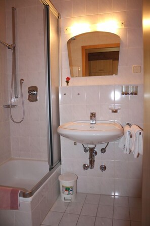 Shower, hair dryer, towels - (01)Ein-Raum-Ferienwohnung, 27qm, 2-3 Personen, 1 Wohn-Schlafraum, separate Küche, Terrasse (Reit im Winkl)