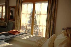 1 bedroom, internet, bed sheets - (01)Ein-Raum-Ferienwohnung, 27qm, 2-3 Personen, 1 Wohn-Schlafraum, separate Küche, Terrasse (Reit im Winkl)