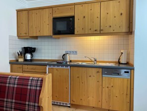 Kühlschrank, Mikrowelle, Herdplatte, Geschirrspüler