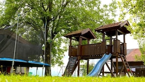 Ein Spielplatz mit Rutsche und Klettergerüst.