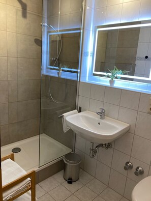 Shower, hair dryer, towels - Ferienwohnung 3 (Seebruck)