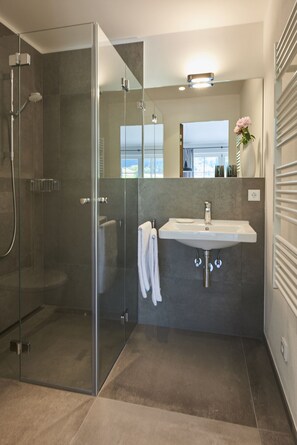 Dusche, Haartrockner, Handtücher