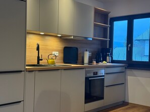 Jääkaappi, mikroaaltouuni, astianpesukone, syöttötuoli