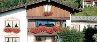 Huoneisto nro 4 2-4 hengelle