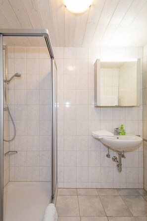 Dusche, Haartrockner, Handtücher