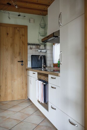 Coffee/tea maker, fridge, oven, stovetop - Ferienwohnung bis 4 Personen, Terrasse, 55m² (Taching am See)