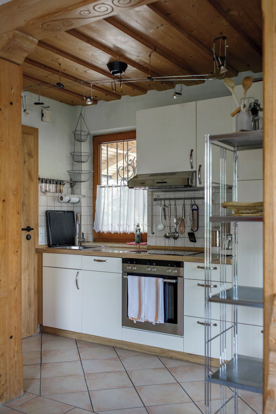 Coffee/tea maker, fridge, oven, stovetop
