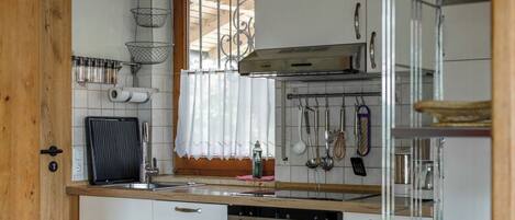 Coffee/tea maker, fridge, oven, stovetop