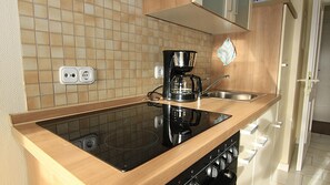 Kühlschrank, Ofen, Herdplatte, Wasserkocher mit Kaffee-/Teezubehör