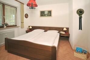 2 bedrooms, bed sheets - Vacation apartment Schlögl, Frühlingstr. 5 (Reit im Winkl)