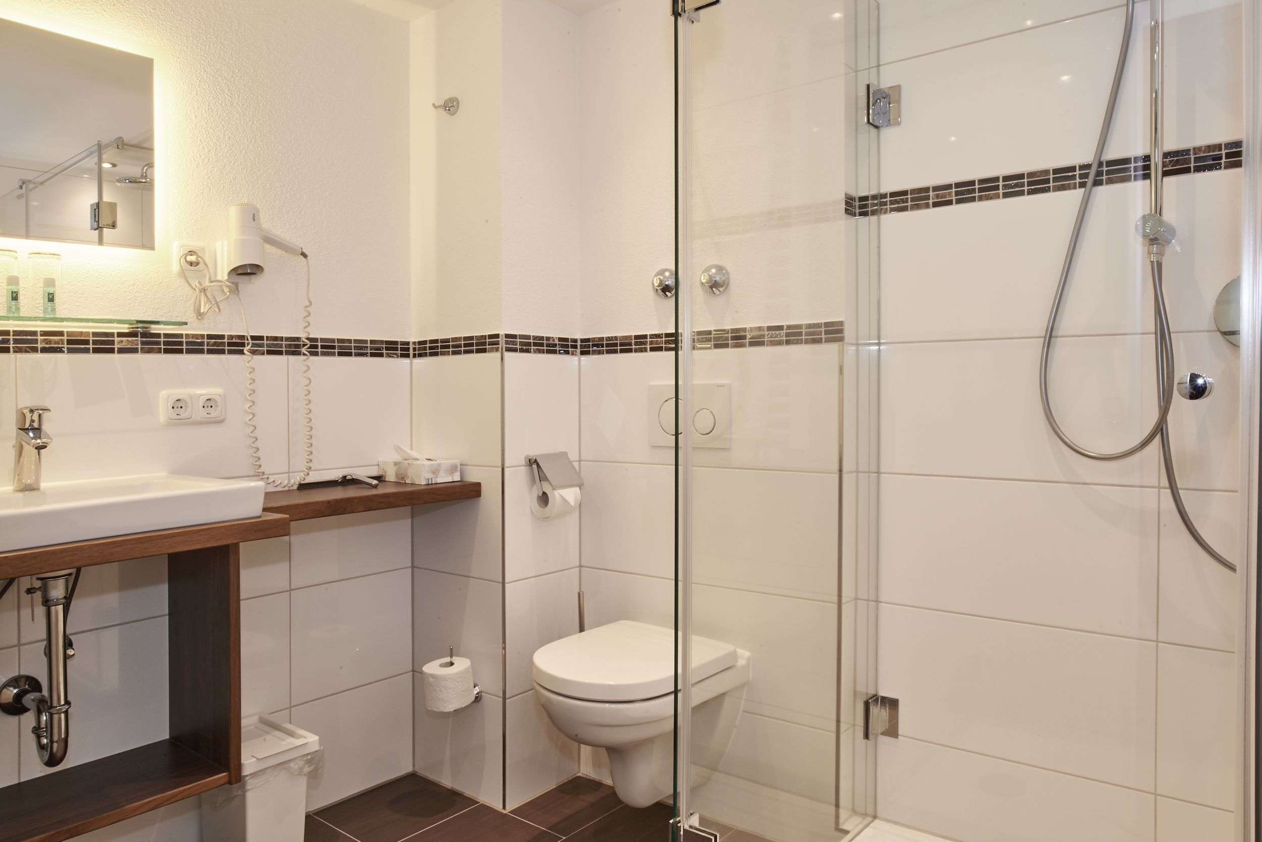 Een douche, een haardroger, handdoeken