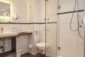 Douche, sèche-cheveux, serviettes fournies