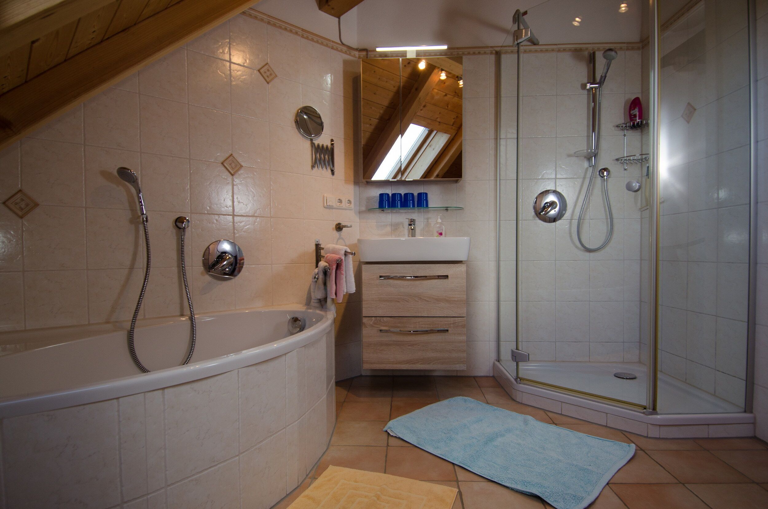Badewanne, Haartrockner, Handtücher