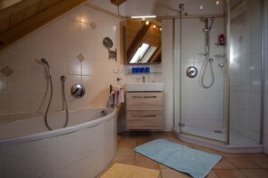 Badewanne, Haartrockner, Handtücher