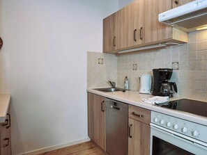 Kjøleskap, ovn, kokeplater og oppvaskmaskin