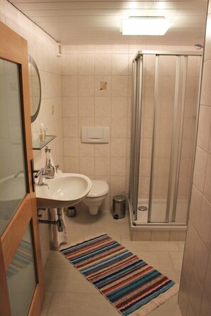 Shower, hair dryer, towels - Ferienwohnung für 2-5 Personen (Marktschellenberg)