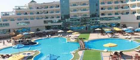 Outdoor pool, free cabanas, pool umbrellas