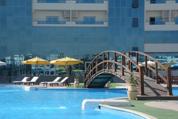 Outdoor pool, free cabanas, pool umbrellas