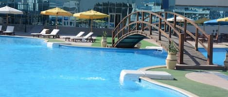 حمّام سباحة خارجي، كبائن مجانية، مظلات على حمّام السباحة