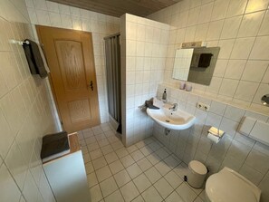 Douche, sèche-cheveux, serviettes fournies