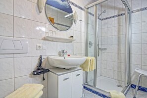 Dusche, Haartrockner, Handtücher