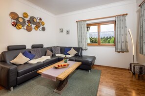 Fernseher, DVD-Player, Tischtennisplatte