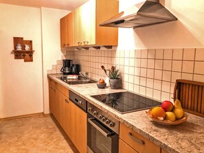 Kühlschrank, Ofen, Herdplatte, Geschirrspüler