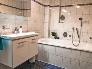 Bañera, secador de pelo, toallas