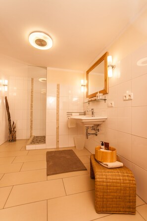 Een douche, een haardroger, handdoeken