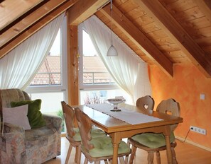 Dining - Apartment Wühn, 50sqm attic up to 4 pers., kitchen, living room, bathroom, WC extra (Teisendorf)