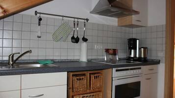 Fridge, oven, stovetop, coffee/tea maker