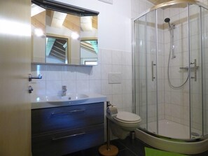 Regadera, secadora de cabello, toallas 