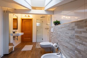 Dusche, Haartrockner, Bidet, Handtücher