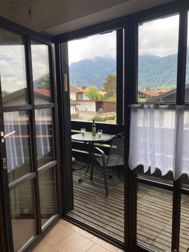 Asunto 85 m² f. 2 - 5 hlöä, 2 makuuhuonetta, keittiö, jossa astianpesukone, olohuone