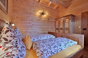 2 slaapkamers, een strijkplank/strijkijzer, internet, beddengoed