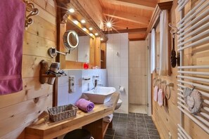 Douche, sèche-cheveux, serviettes fournies