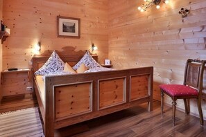 1 chambre, fer et planche à repasser, accès Internet, draps fournis