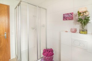 Dusche, Haartrockner, Handtücher