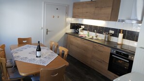 Ferienwohnung Untersberg für 1-6 Personen-Die Küche in der Ferienwohnung Untersberg