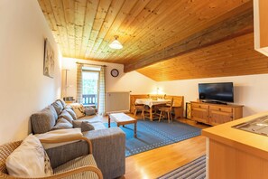 TV, DVD player, table tennis - Feichteck vacation apartment with 2 separate bedrooms, eat-in kitchen, balcony (Samerberg)