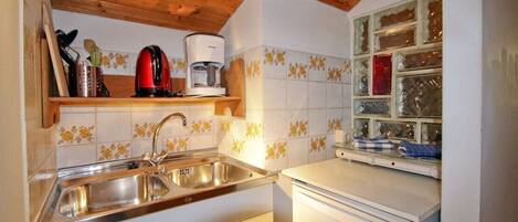 Fridge, stovetop, coffee/tea maker, toaster