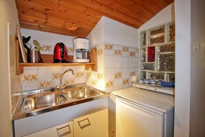 Geladeira, cooktop, cafeteira/chaleira, torradeira