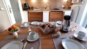 Comfort Condo, Non Smoking, Mezzanine | Makan dalam bilik