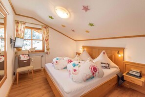 1 dormitorio, tabla de planchar con plancha, Internet y ropa de cama