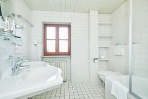 Badekar, hårføner og håndklær